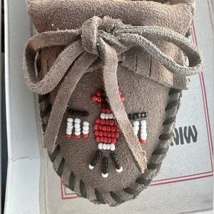 MINNETONKA Women's Thunderbird I Grey Suede, 6 M US New in box